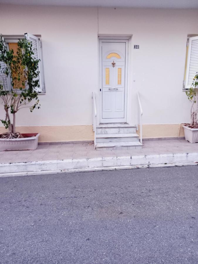 Στην Αυλή Της Ράχης Apartment Kalamata Exterior foto