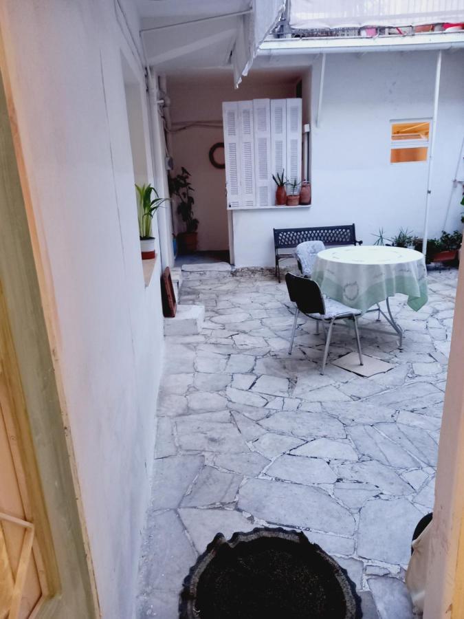 Στην Αυλή Της Ράχης Apartment Kalamata Exterior foto