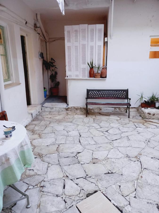 Στην Αυλή Της Ράχης Apartment Kalamata Exterior foto