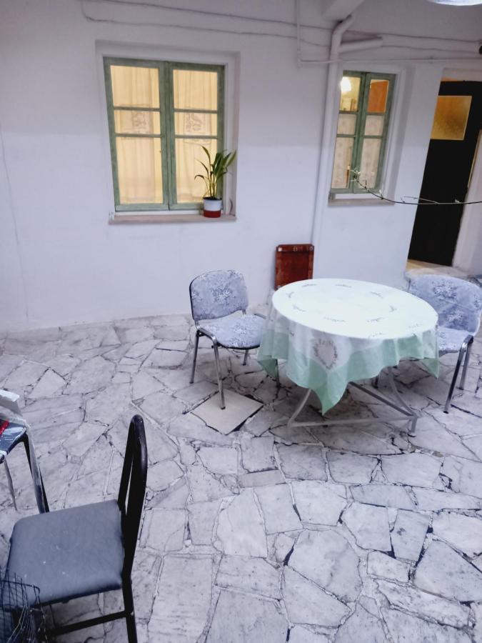 Στην Αυλή Της Ράχης Apartment Kalamata Exterior foto