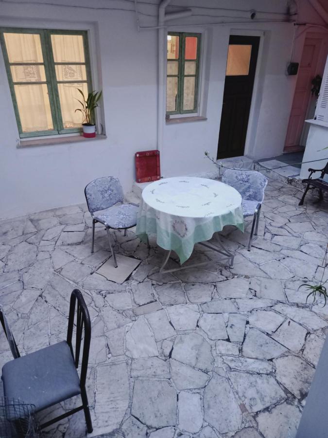 Στην Αυλή Της Ράχης Apartment Kalamata Exterior foto